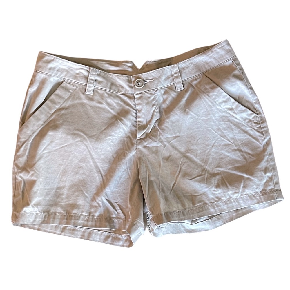Columbia khaki tan women’s classic chino shorts. Size 4.